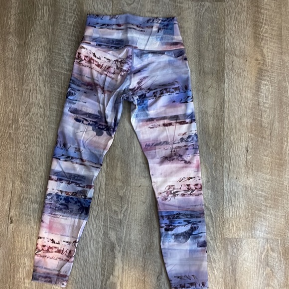 VEUC Rare Lululemon 25” leggings - Picture 2 of 5